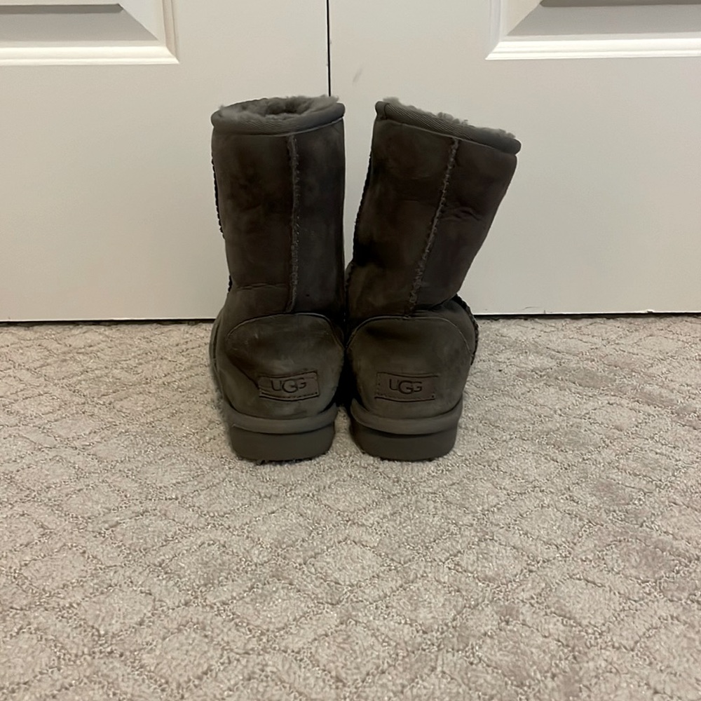 Ugg Boots Grey suede Sz 7 boots. Shearling lined. They are scuffed at toe.